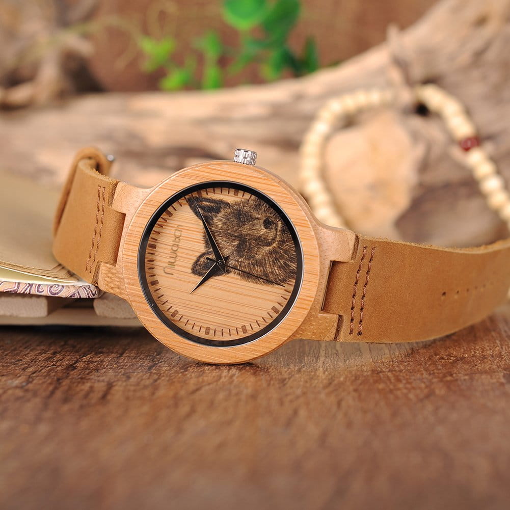 drewniany-zegarek-niwatch-z-lisem-lezacy-na-stole